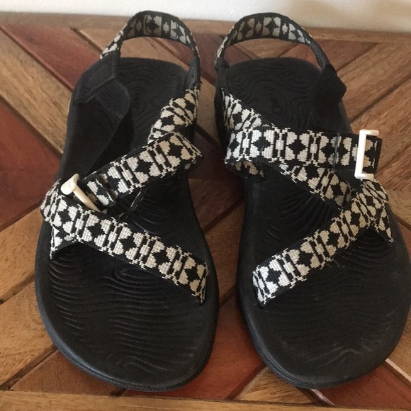 Chaco sandals in black and white - Picture 2 of 6